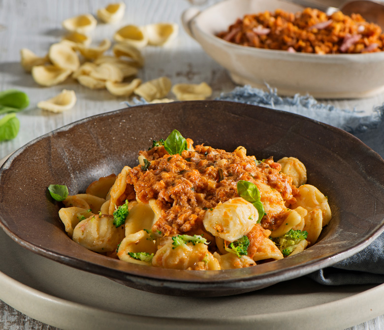 Orecchiette mit Thunfisch-Pesto, Mandeln und Peccorino und Brokkoli ...